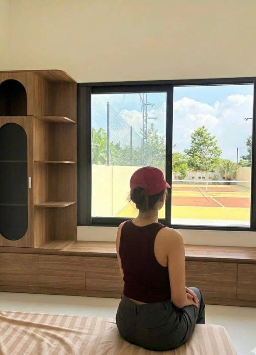 Sân pickleball riêng của villa, nhìn từ cửa sổ phòng ngủ